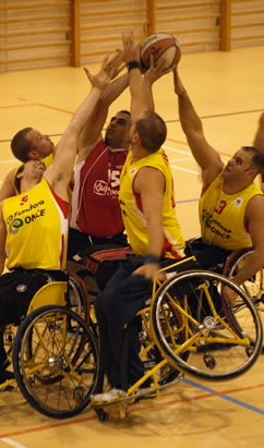 LA LIGA DE BALONCESTO EN SILLA DE RUEDAS VUELVE CON EL LIDERATO EN JUEGO