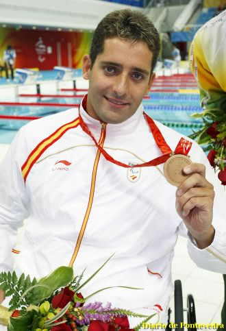 PABLO CIMADEVILA DONA UNA DE SUS MEDALLAS DE ORO PARA AYUDAR A UNA NIÑA ENFERMA
