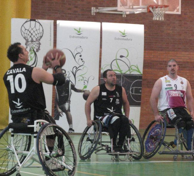 MIDEBA EXTREMADURA, 84- FUNDACIÓN GRUPO NORTE, 70. EL BUEN JUEGO DEL MIDEBA PUEDE CON EL ACTUAL CAMPEON DE LIGA