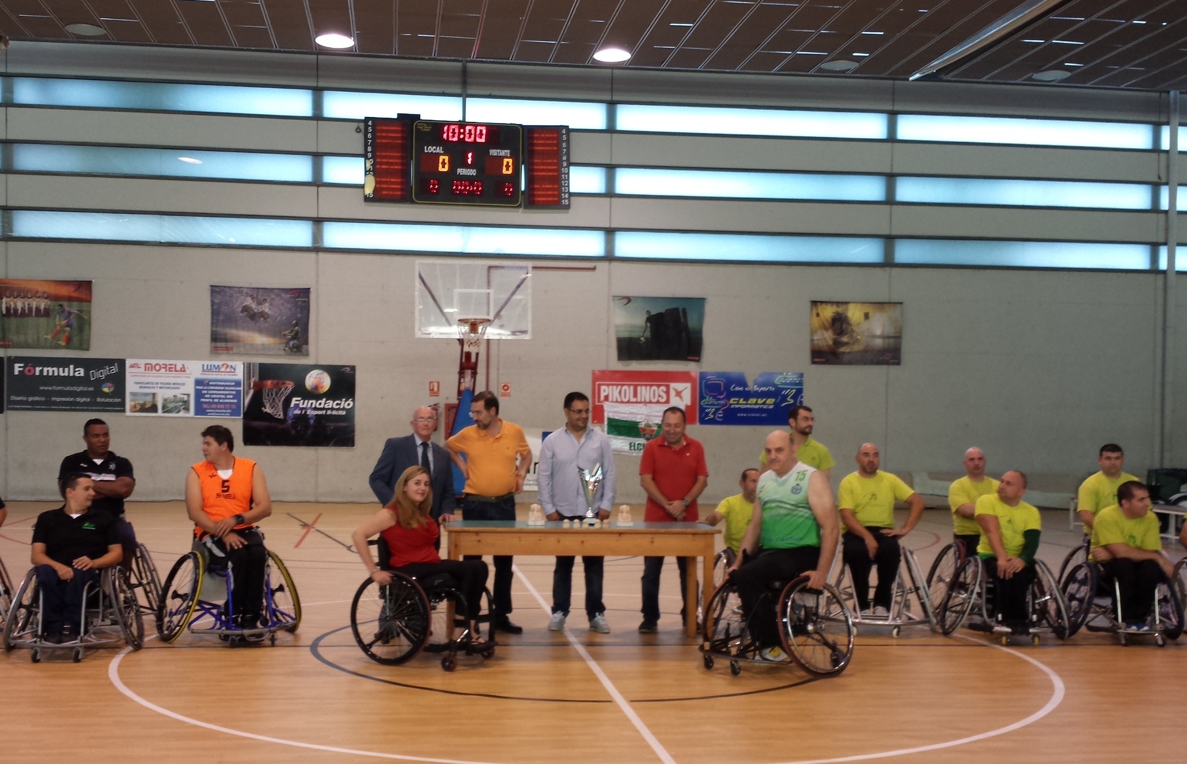 EL CDM ELCHE, RECIBE EL TROFEO QUE LE ACREDITA CAMPEÓN DE PRIMERA DIVISIÓN DEL 2012/2013 DE BALONCESTO EN SILLA DE RUEDAS.