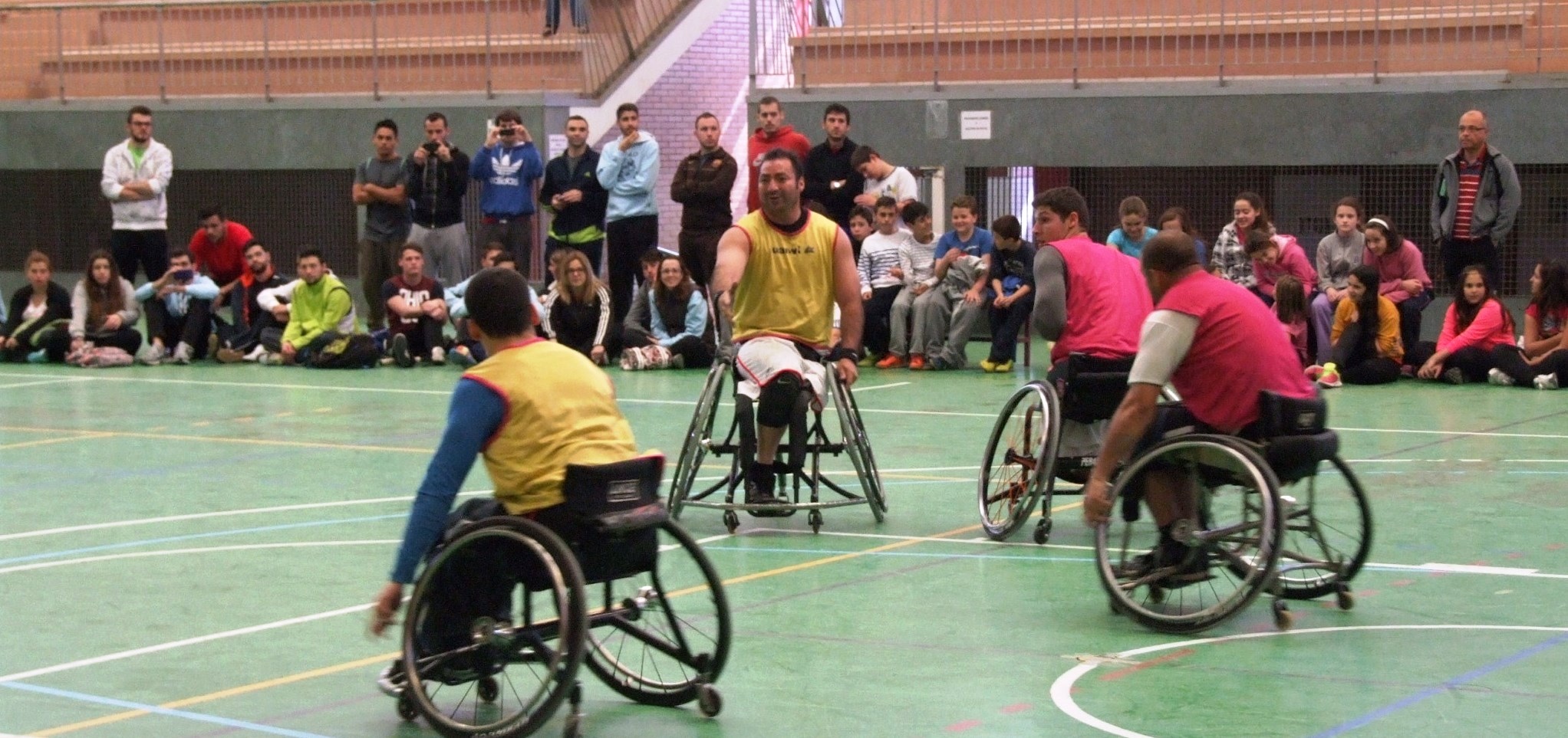 EL CLUB MIDEBA EXTREMADURA , DE BALONCESTO EN SILLA DE RUEDAS, REALIZÓ EN LA JORNADA DE AYER UNA EXHIBICIÓN EN BADAJOZ CON LA PRESENCIA DE LOS JOVÉNES ALUMNOS DEL INSTITUTO ZURBARÁN Y LUÍS VIVES. 