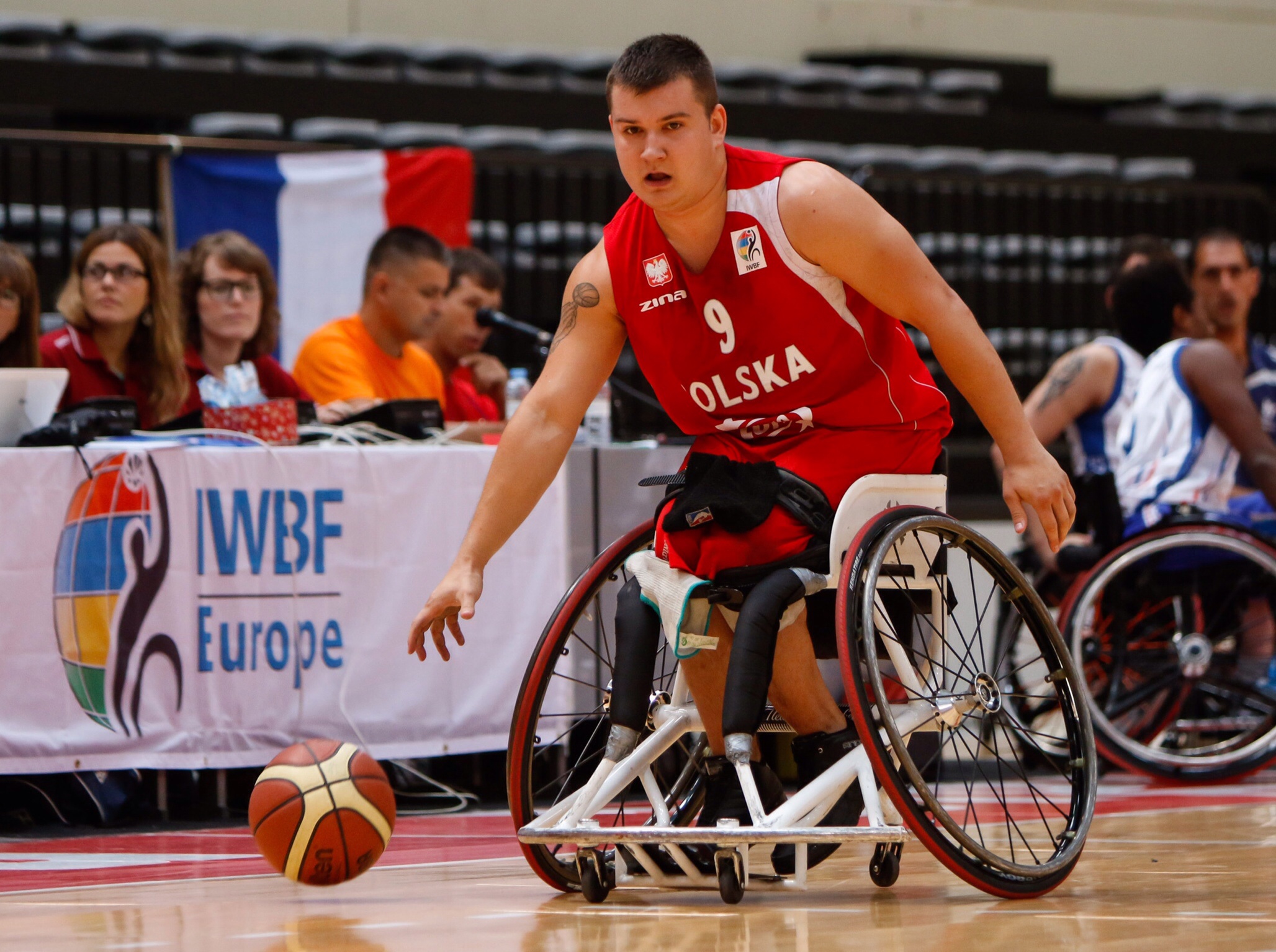El internacional polaco Karol Szulc refuerza el juego interior del Amfiv.
