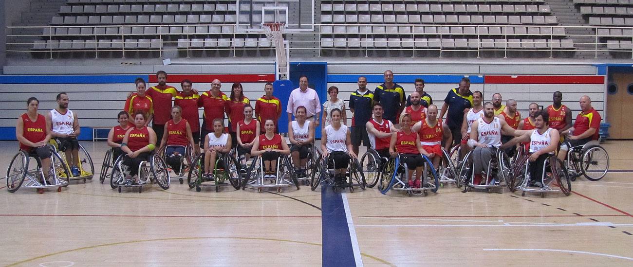 El alcalde de Leganés visita a las selecciones españolas de baloncesto en silla de ruedas