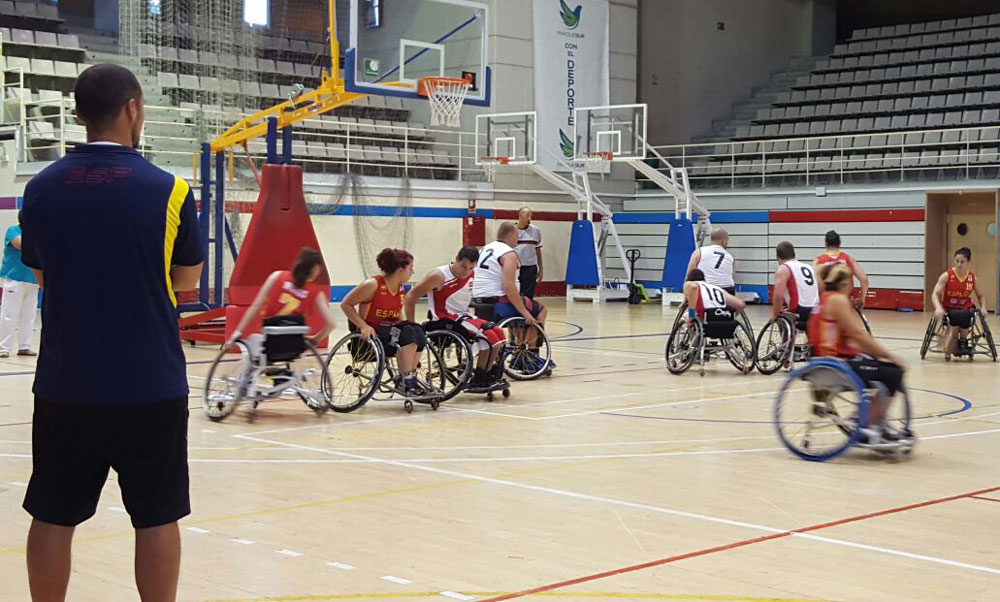 La selección femenina de baloncesto en silla de ruedas juega contra un combinado masculino madrileño