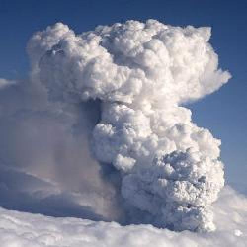 LA NUBE DE CENIZAS DEL VOLCÁN ISLANDÉS MANTIENE EN JAQUE AL FUNDACIÓN GRUPO NORTE