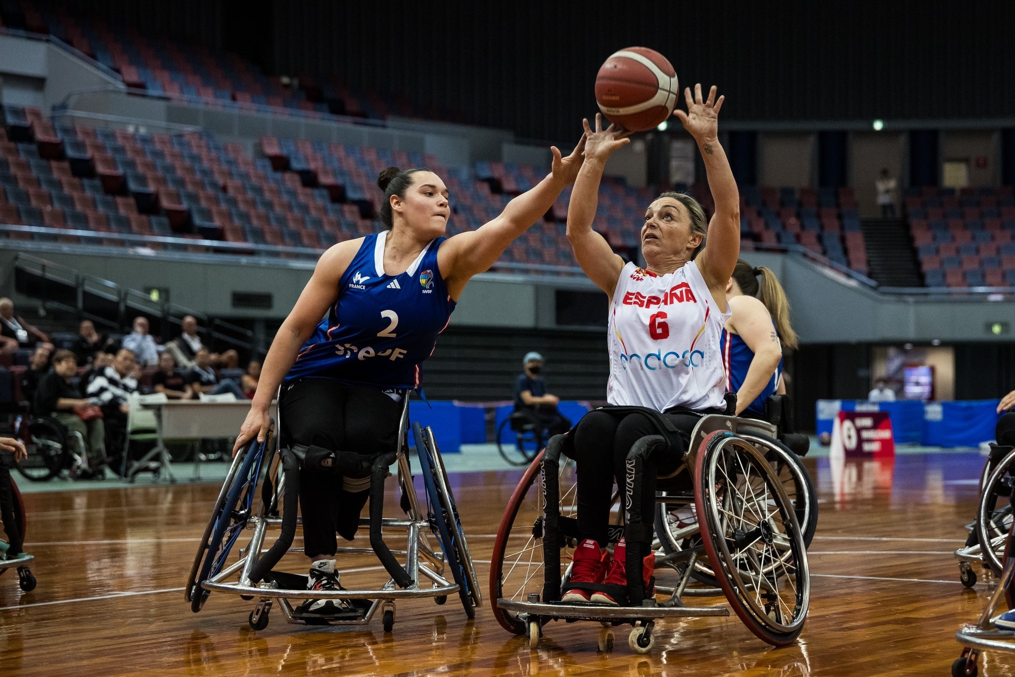 España gana a Francia y comienza el torneo de repesca con victoria