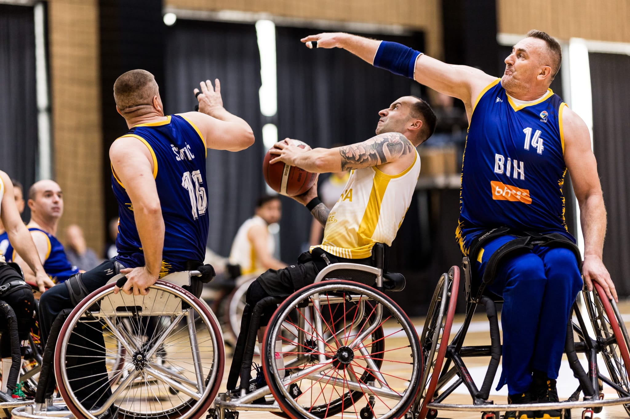 99-39. España supera con solvencia a Bosnia