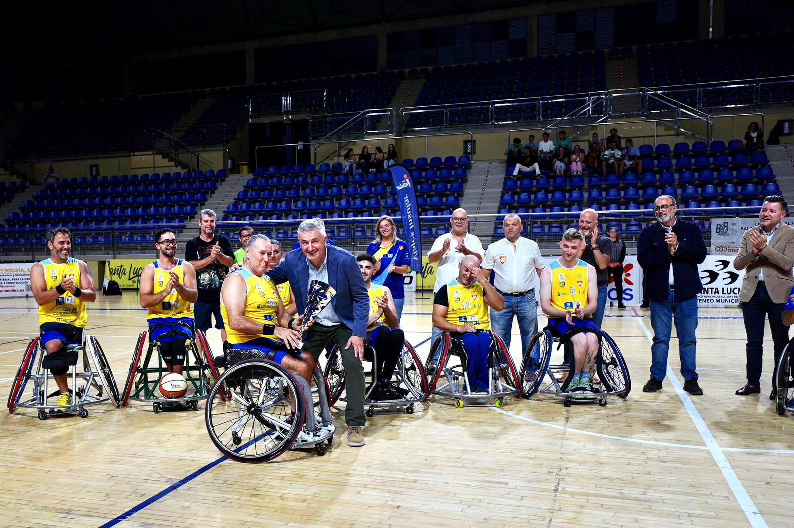 Sureste Santa Lucía recibe el trofeo de campeones de Primera de la pasada temporada
