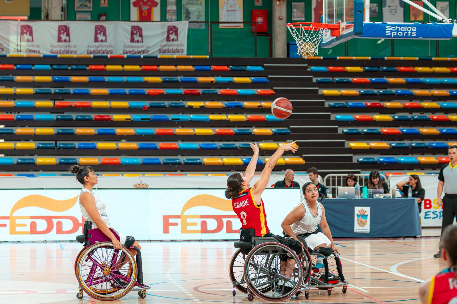 52-75. España sigue firme y gana con autoridad a Argentina