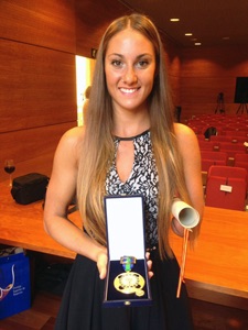 La nadadora paralímpica Sarai Gascón recibe en Barcelona la Medalla de Oro al Mérito Deportivo en un acto presentado por el esquiador Jon Santacana