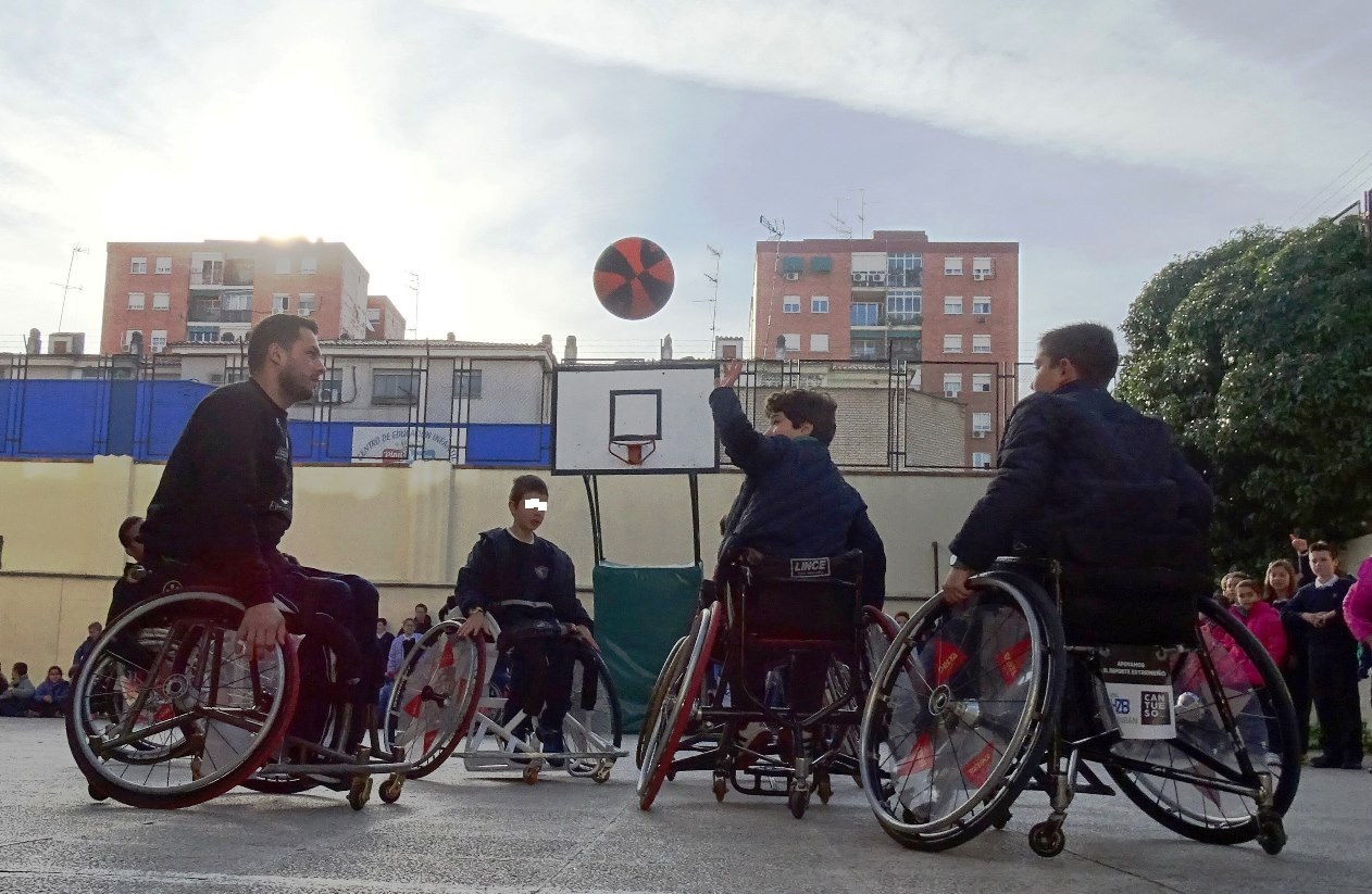 El colegio Santa Teresa de Badajoz, recibe al Mideba en una jornada de deporte y discapacidad