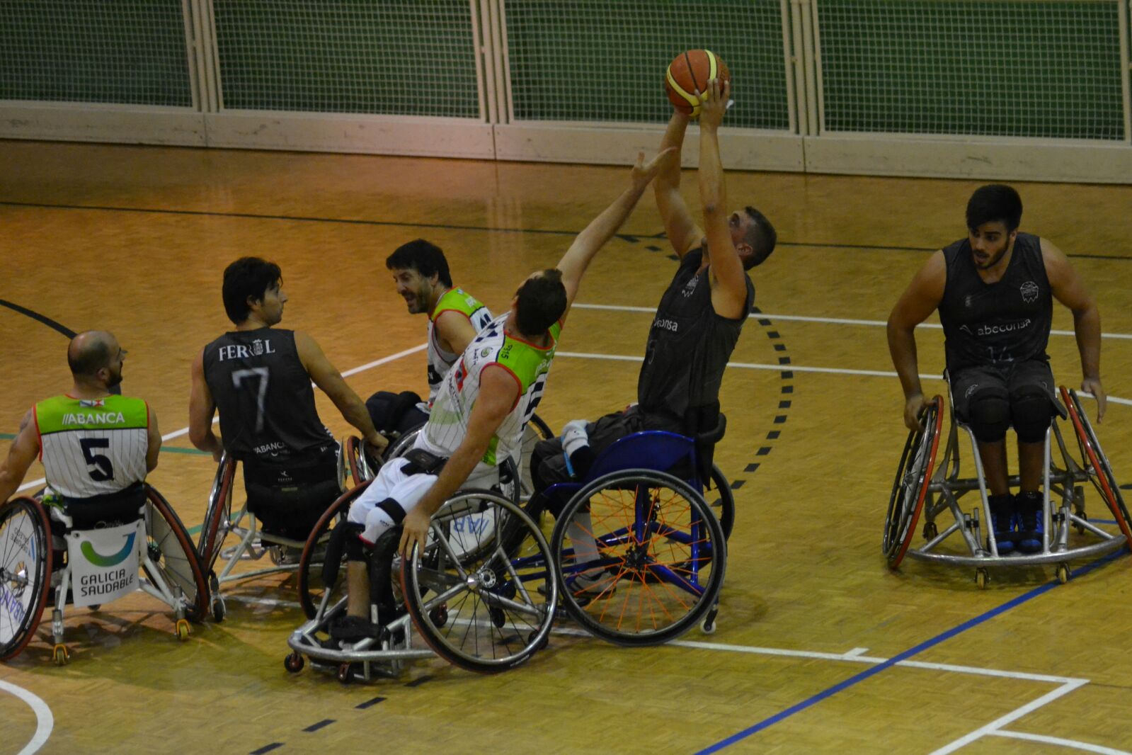 Entrenamiento en conjunto entre los equipos de Abencosa Basketmi y C.D. Amfiv 