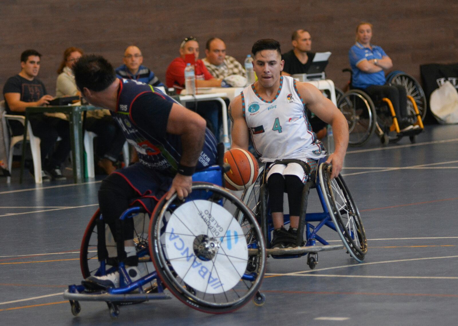 El BSR Amiab Albacete, pese a la baja por lesión de Highcock, logró un rotundo triunfo ante el Amfiv de Vigo (87-69)