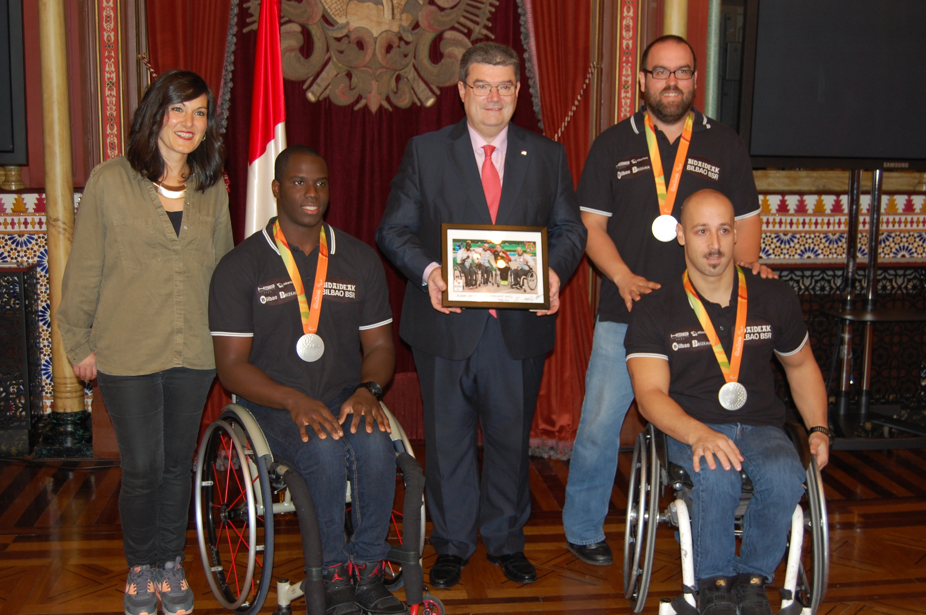 Recepción a los medallistas paralímpicos de Bidaideak Bilbao BSR en el ayuntamiento de Bilbao