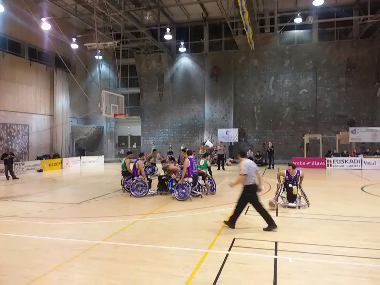 El Fundación Vital Zuzenak visita a un Amivel en mala racha 