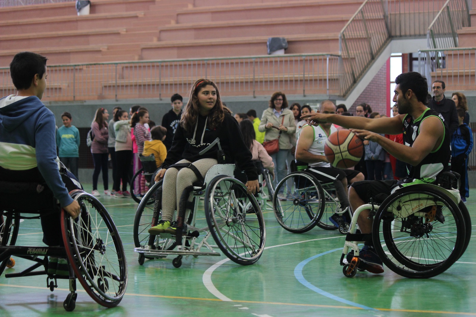 Los alumnos del CEIP Enrique Iglesias conocen al Mideba Extremadura