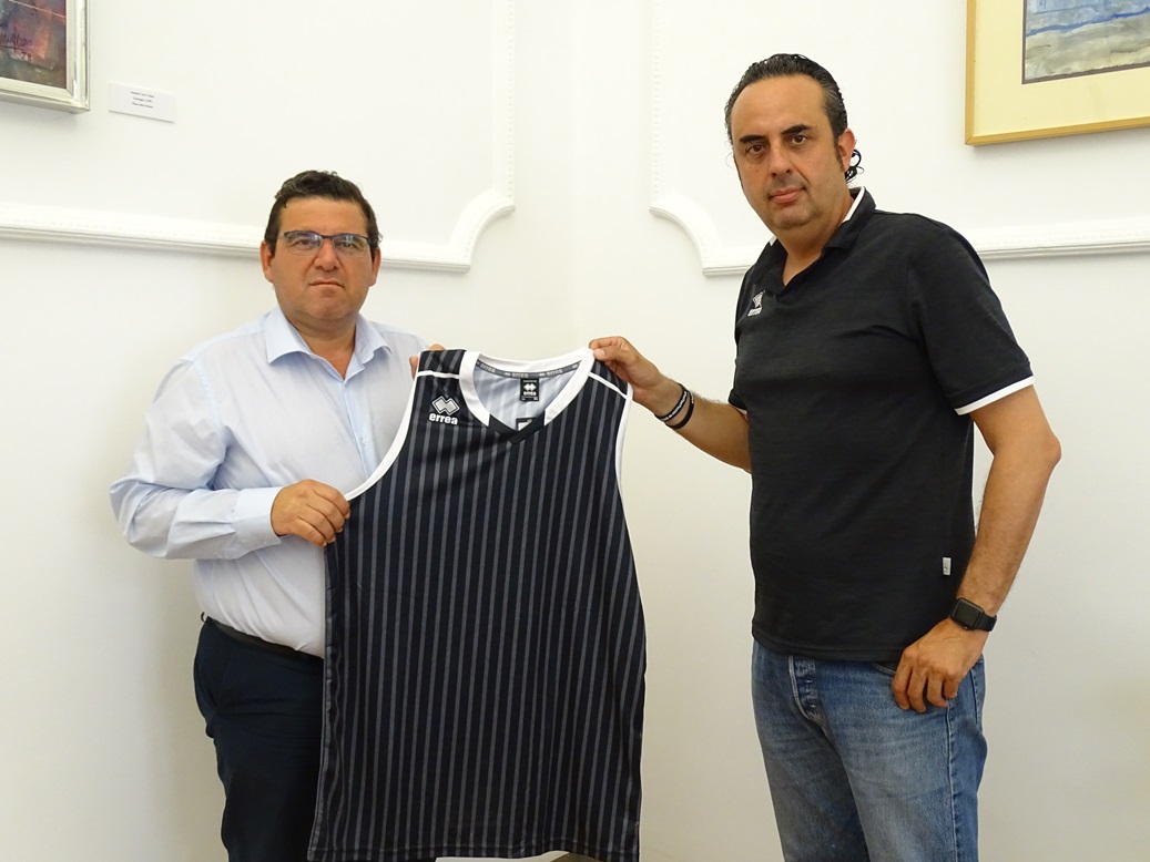 La firma deportiva italiana y el club pacense acuerdan dos años de colaboración  