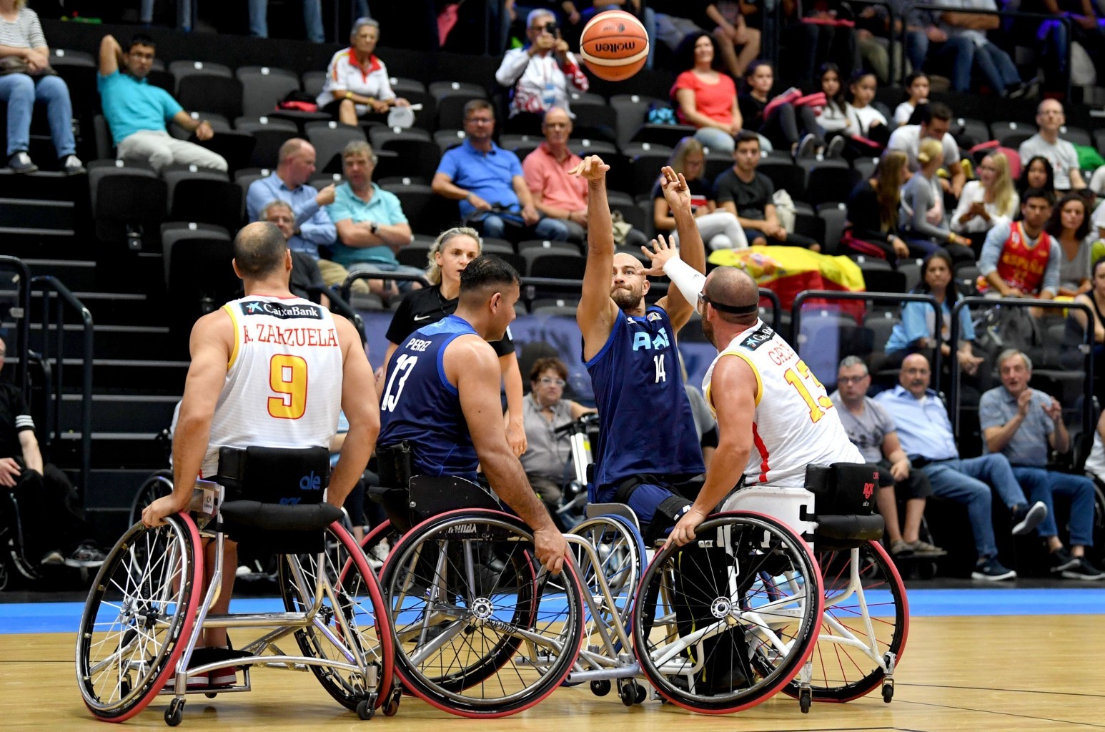 España masculina tropieza contra Argentina y jugará mañana los octavos contra Japón