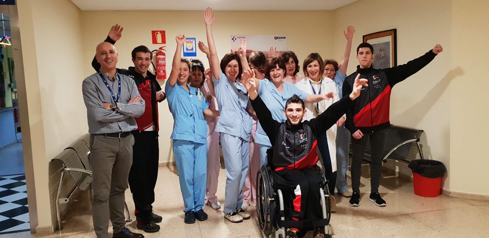 Visita a los hospitales de Vitoria de los deportistas del Zuzenak