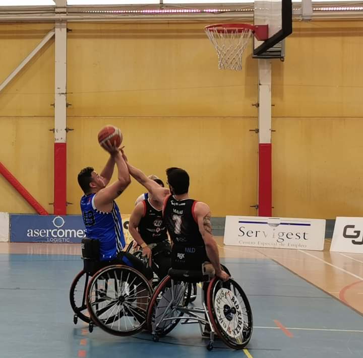 Servigest Burgos tumba a Bidaideak y aprieta la lucha por el título
